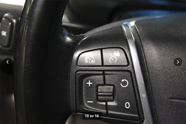 Volvo V40 D4 kamrembytt Momentum 190hk navi servad Voc - Bild 18